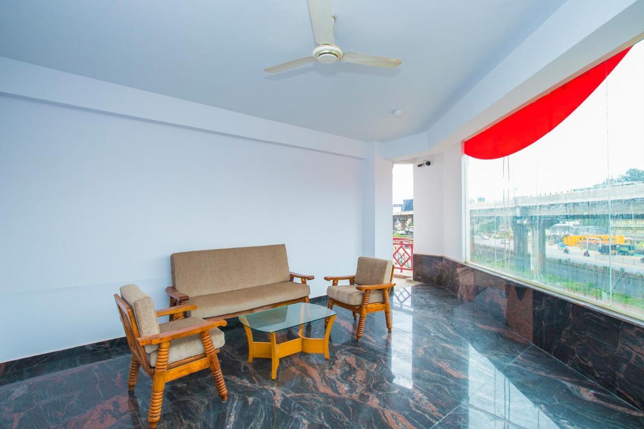 Oyo 16123 Chandana Deluxe Bangalore Exteriör bild