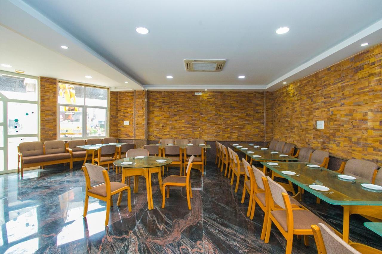 Oyo 16123 Chandana Deluxe Bangalore Exteriör bild